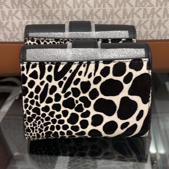 MICHAEL KORS
Carmen Medium Flap Bifold Faux Fur-Leather Wallet
Black
NWT - Picture 14 of 16